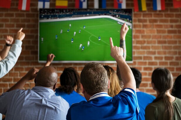 Interesse pela Copa de 2026 impulsiona migração de torcedores para modelos de TV digital e multiplataforma (Crédito: Rawpixel.com/Shutterstock)
