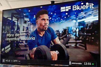 Bluefit veicula publicidade e conteúdo junto com Eletromidia