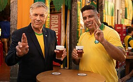 Ancelotti e Ronaldo estrelam campanha da Brahma pelo hexa (Créditos: Divulgação)