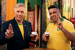 Ancelotti e Ronaldo na campanha “Tá Liberado Acreditar”, da Africa para a cerveja Brahma