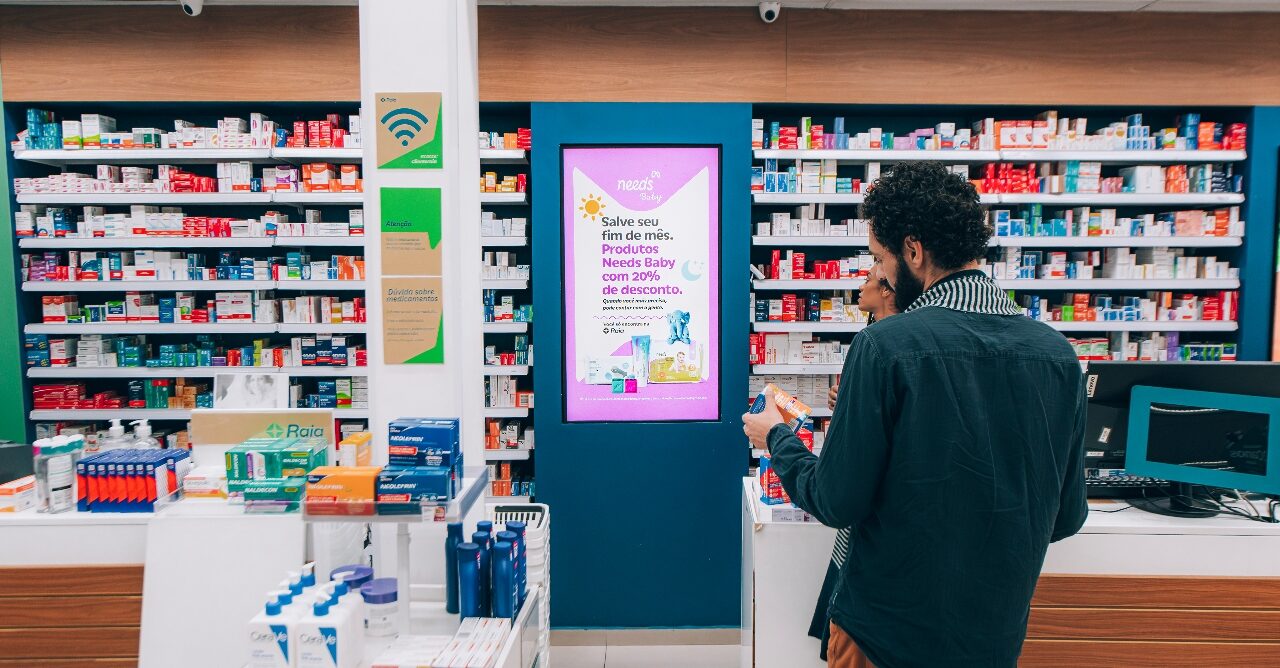 Eletromidia comercializa mídia nas lojas da RD Saúde