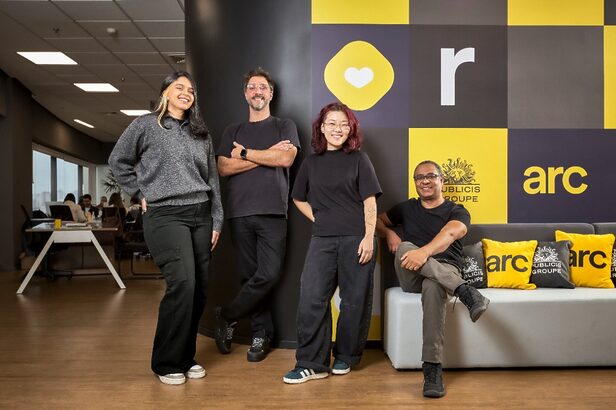 Da esquerda para a direita: Thayna Neves, José Spagnuolo, Sofia Hibino e Renato Oliveira (sentado). (Crédito: Divulgação)