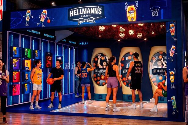 Hellmann’s diverte o público da NBA House com o 'Squeeze Gigante' e vídeos personalizados.