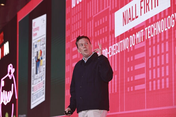 Niall Firth, editor do MIT Tecnology Review