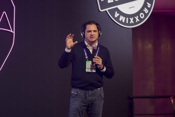 Marcos Lacerda, vice-presidente de marca e comunicação da TIM, no ProXXima 2026 (Créditos: Máquina da Foto)