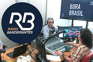 Detalhe da rádio durante transmissão da programação (Crédito: Reprodução)