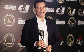 Lincoln Oliveira recebendo uma premiação, Capacete de Ouro, em 2024 (Créditos: Divulgação)