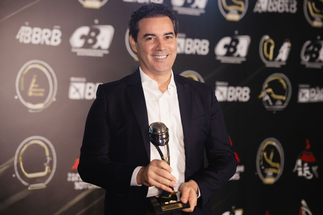 Lincoln Oliveira recebendo uma premiação, Capacete de Ouro, em 2024 (Créditos: Divulgação)
