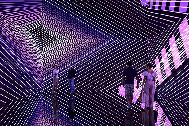 Sala de Espelhos Nubank Arte Lab (Créditos: Divulgação)