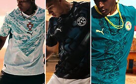 Três modelos exibem camisas de futebol Puma: Portugal (azul), Paraguai (escura) e Senegal (verde).
