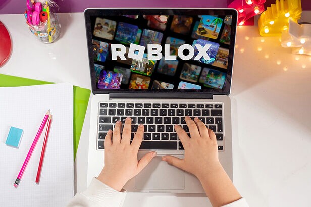 Novas contas da Roblox ajustam acesso a jogos e chat conforme a idade dos usuários (Créditos: Yalcin Sonat/Shutterstock)
