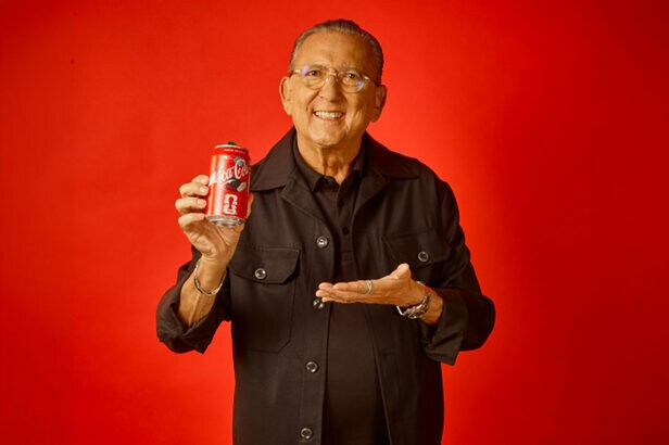 Coca-Cola convoca Galvão Bueno para campanha sobre novas latas colecionáveis para a Copa do Mundo Fifa 2026 (Créditos: Divulgação)