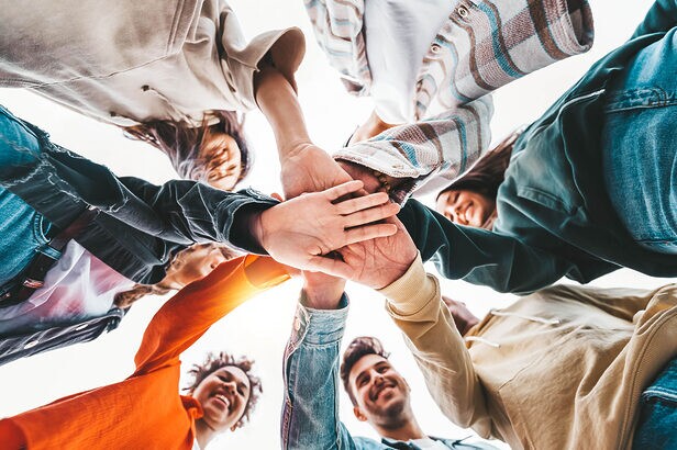 60% dos consumidores são influenciados por indicações de amigos e familiares, enquanto clientes satisfeitos recomendam uma marca até 8,7 vezes por ano. (Crédito: Shutterstock)