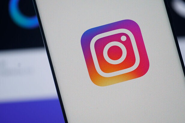 Tela de celular exibindo o logotipo colorido do Instagram.