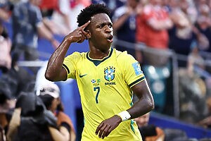 Vini Jr. comemora um dos gols marcados pela seleção brasileira contra a Escócia (Crédito: Reprodução/Instagram/Fifa/ Rafael Ribeiro/CBF)