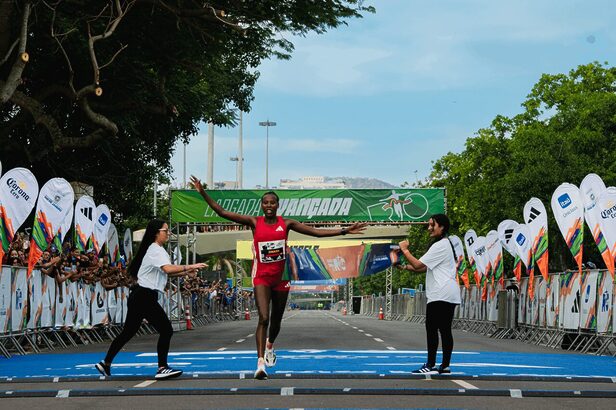 Participantes da Maratona do Rio 2026 correm na orla da capital fluminense, com recorde de inscritos e patrocínios.