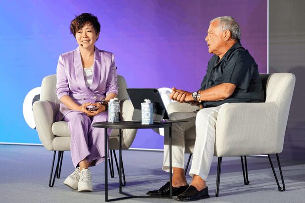 Stella Li, vice-presidente executiva e CEO da BYD nas Américas, Europa, Oriente Médio e África, e Martin Sorrell, fundador e chairman da S4 Capital