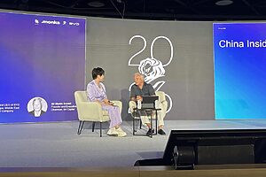 Stella Li, vice-presidente executiva e CEO da BYD nas Américas, Europa, Oriente Médio e África, e Martin Sorrell, fundador e chairman da S4 Capital