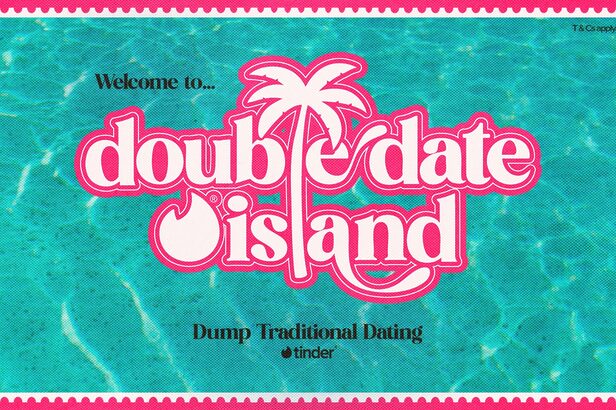 Arte gráfica 'Double Date Island' em fonte estilizada rosa, com palmeira. Fundo aquático e slogan Tinder.