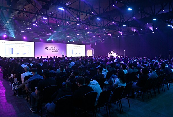 Renata Altemari, General Manager LATAM, da AppsFlyer, no palco do MAMA São Paulo 2026