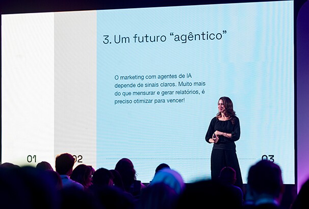 Renata Altemari, General Manager LATAM, da AppsFlyer, no palco do MAMA São Paulo 2026