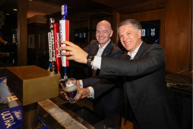 Companhia de bebidas mantém os direitos de imagem e ativação para os próximos ciclos de torneios da FIFA (Crédito: Divulgação)
