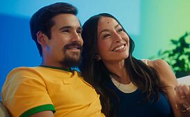 Sabrina Sato e Nicolas Prattes estrelam campanha da Globo sobre DTV+ (Crédito: Divulgação)