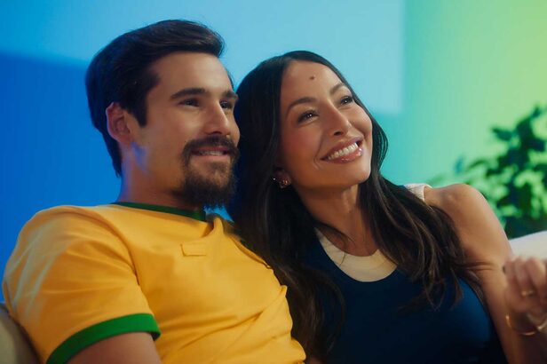 Sabrina Sato e Nicolas Prattes estrelam campanha da Globo sobre DTV+ (Crédito: Divulgação)