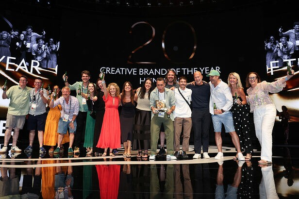 Executivos da Heineken recebem o troféu de Creative Brand of the Year no Cannes 2026 (Crédito: Divulgação)