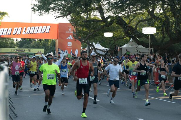 Corredores da Maratona do Rio 2026 em percurso na cidade, evento terá 70 mil atletas em diversas distâncias.