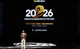Marcel Marcondes, no Cannes Lions 2026, recebe pela terceira vez o título de Anunciante do Ano, pela AB Inbev