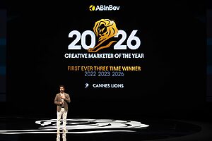 Marcel Marcondes, no Cannes Lions 2026, recebe pela terceira vez o título de Anunciante do Ano, pela AB Inbev