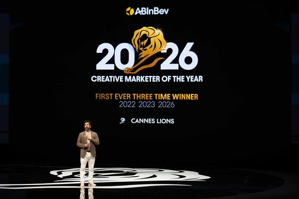 Marcel Marcondes, no Cannes Lions 2026, recebe pela terceira vez o título de Anunciante do Ano, pela AB Inbev