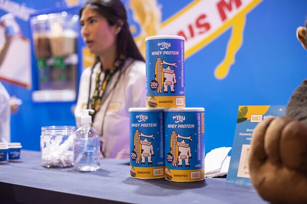 Whey Protein sabor banoffee, resultado da colaboração entre Nanica e Mais Mu, focado em suplementação com sabor.