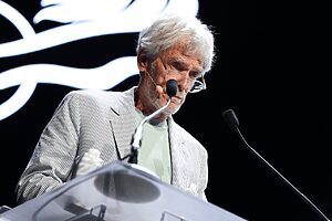 John Hegarty no palco do Cannes Lions