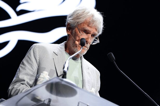 John Hegarty no palco do Cannes Lions 