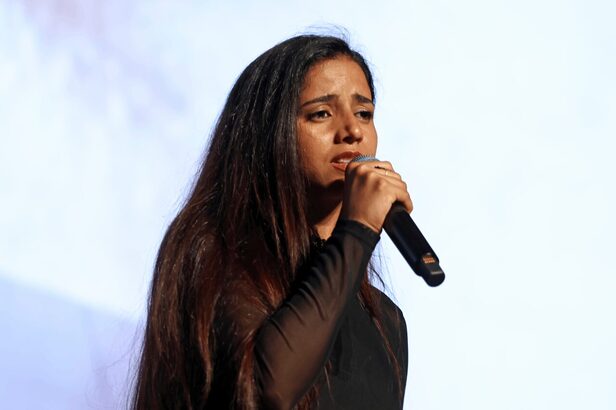 Sonita Alizadeh no palco do Cannes Lions 