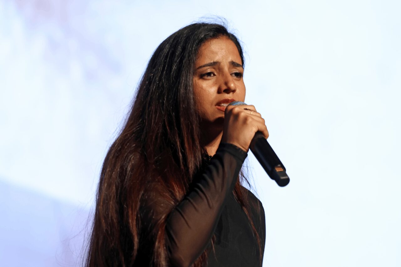 Sonita Alizadeh no palco do Cannes Lions