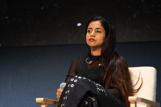 Sonita Alizadeh no palco do Cannes Lions