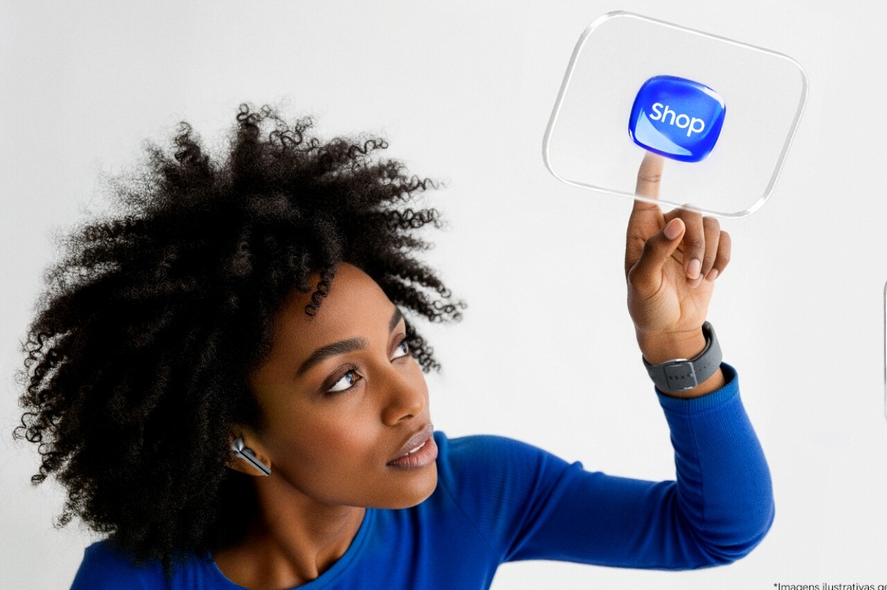 Mulher negra com cabelo crespo tocando um botão 