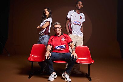 Quais são os objetivos de Snickers ao se conectar com o futebol?