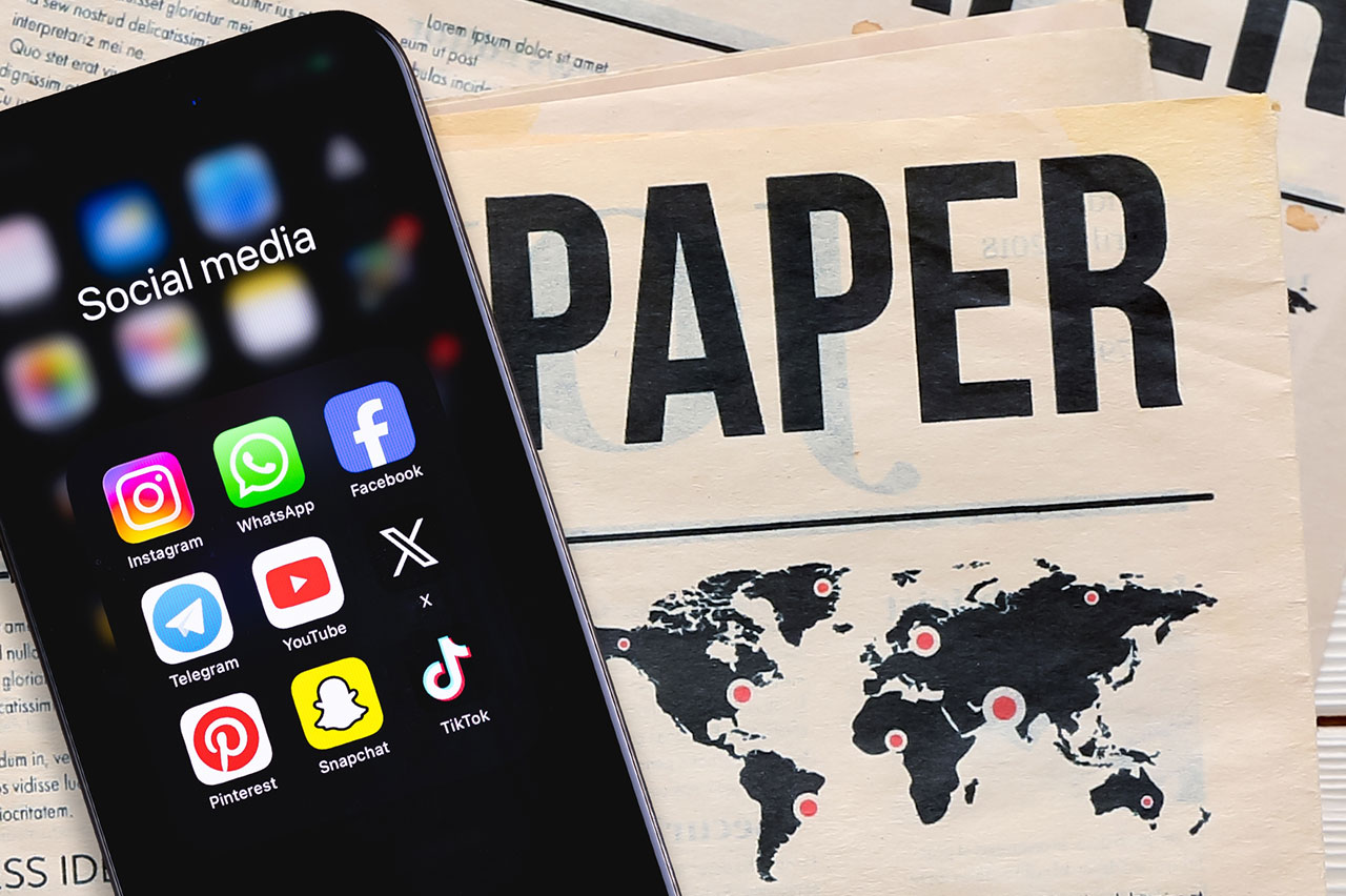 Redes sociais como X, YouTube, Facebook, Instagram e TikTok são usadas por 54% dos entrevistados para acompanhar informações (Crédito: Shutterstock)