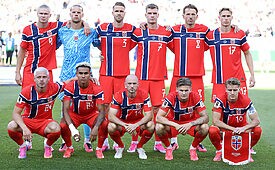 Estreia da Noruega também foi marcada por chuteiras rosa-choque (Crédito: Justin-Setterfield-Getty-Images)