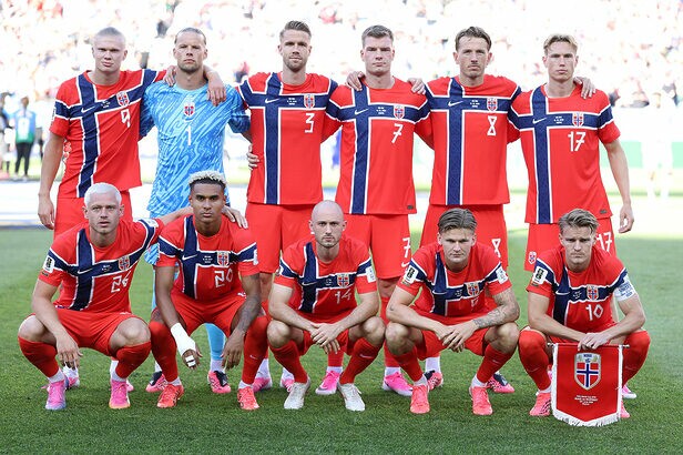 Estreia da Noruega também foi marcada por chuteiras rosa-choque (Crédito: Justin-Setterfield-Getty-Images)