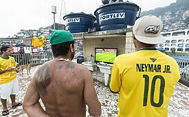 Público vendo TV na favela