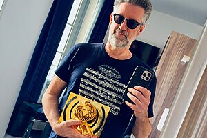O diretor de cena e compositor Jarbas Agnelli com o Leão de Ouro conquistado no Cannes Lions 2026