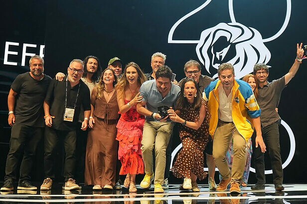 Equipes da AlmapBBDO e da Pedigree recebem Ouro em Creative Effectiveness por “Pedigree Caramelo” (Crédito: Celina Filgueiras)