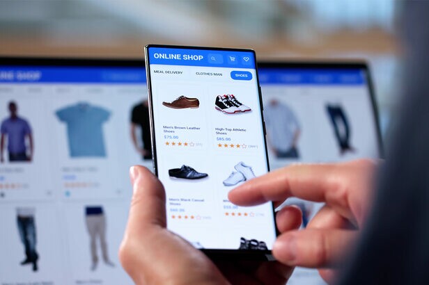 Compra online nas favelas (crédito: Andrey Popov/Shutterstock)