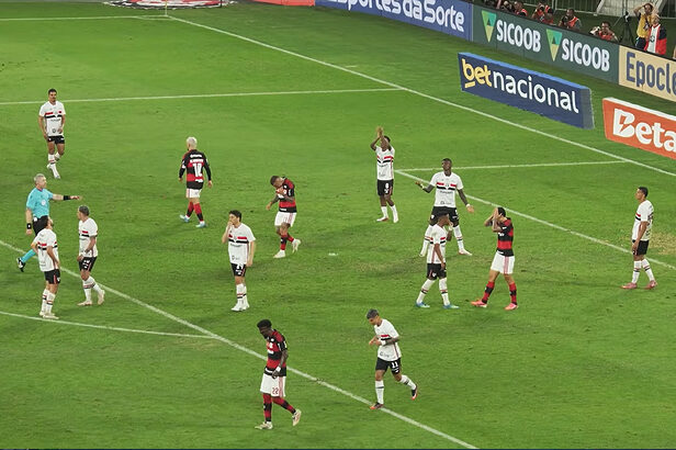 Clássico nacional entre Flamengo e São Paulo tinha duas casas de apostas como patrocinadores (Crédito: reproducao-youtube-flamengotv)