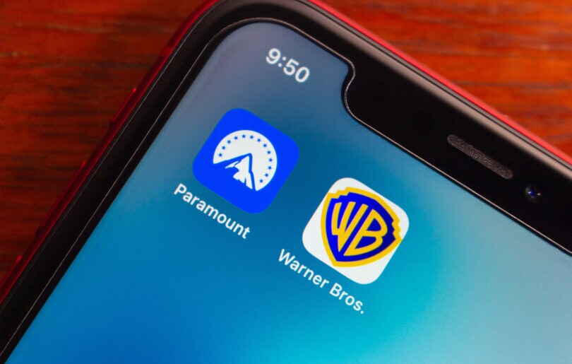 Tela de celular mostrando ícones dos apps Paramount e Warner Bros.